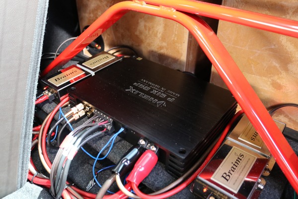 フロントスピーカーのドライブと調整機能を一手に引き受けるDSPアンプにはヘリックスのP-SIX DSP ULTIMATEを選んだ。