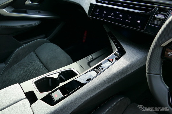プジョー5008 GT HYBRID アルカンターラパッケージ