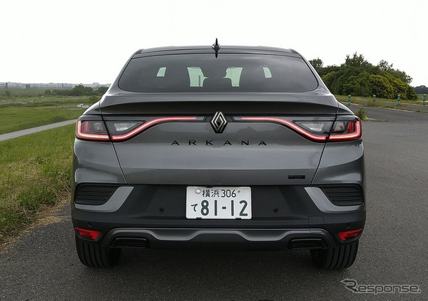 日本で終売になった旧型メガーヌに始まった、特徴的なテールランプのライトラインを踏襲