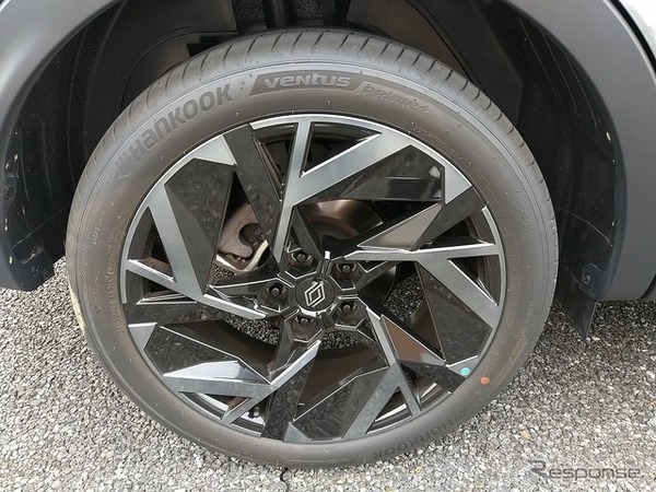 タイヤサイズは225/45R19。車重1.4トン台には十分すぎる性能で、少々コーナリングスピードが速くてもびくともしなかった