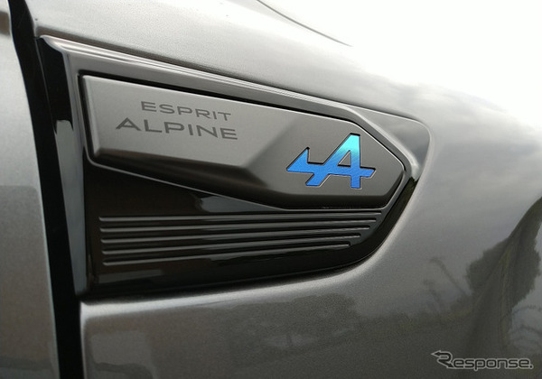 フロントフェンダー側面の「ESPRIT ALPINE」ロゴ。このブルーのロゴが付いているだけで萌える