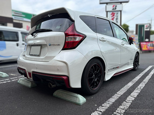 テイン フレックスZ　ノートe-POWERニスモ装着例（フロント 25mmダウン / リア 20mmダウン）
