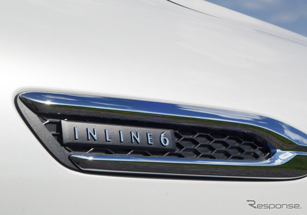 車体側面には「INLINE 6（直列6気筒）」のオーナメントが。6気筒であること自体が特別という時代だ