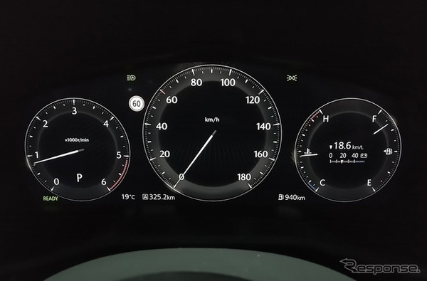 CX-80 XD-HYBRIDのインパネ。ハイブリッドであることを誇示するような演出はなく、きわめてオーソドックス