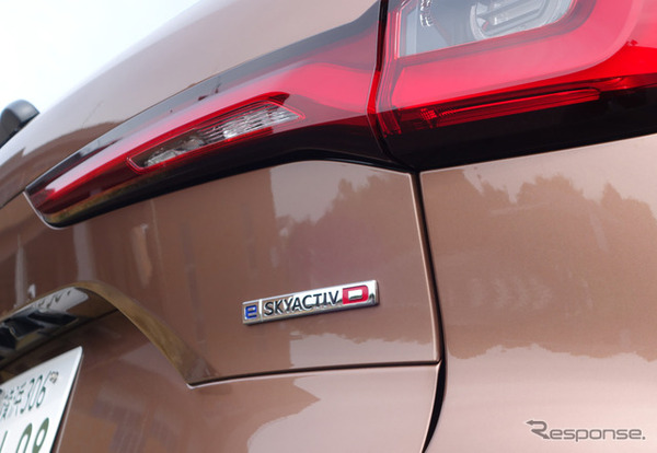 バックドアにマイルドハイブリッドを示す「e-SKYACTIV-D」のオーナメントが