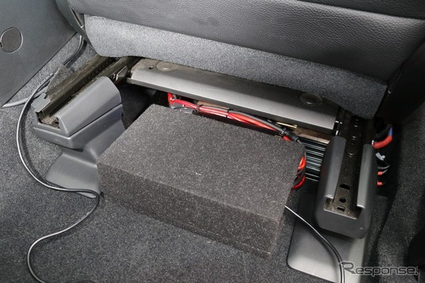 運転席のシート下にはこのようにパワーアンプとDSPをインストール。DSPにはカバーが設けられている。