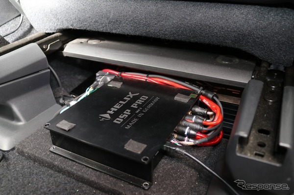 DSPにはヘリックスのDSP PRO mk3をチョイス、奥に見えるパワーアンプはザプコのZ150だ。