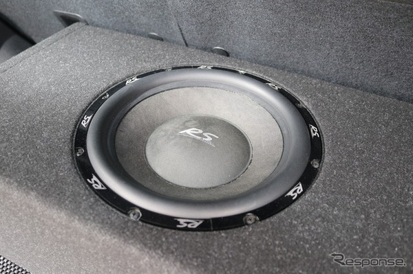サブウーファーユニットにはRSオーディおのRS A10DVCをチョイス。厚い低音再生をサポートする。
