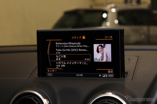 「純正メインユニット」の一例（欧州車）。