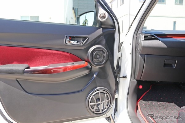 いずれもアウターバッフルを組み、オーナーお気に入りのスピーカーのポテンシャルを十分に発揮させる取り付けとなった。