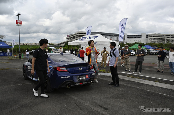 試乗後にはプロドライバーに質問するユーザーが多数見受けられた