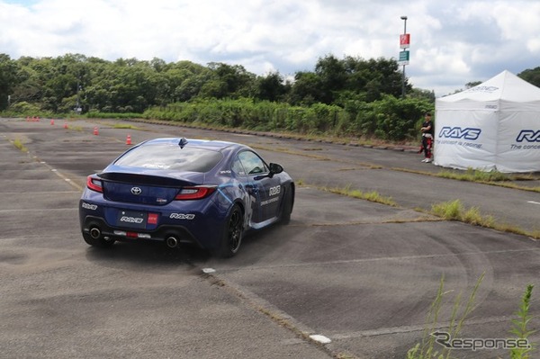 RAYS VOLK RACING CE28N-plusと純正では挙動が外から見ても違いが分かるぐらい大きく変わっていた