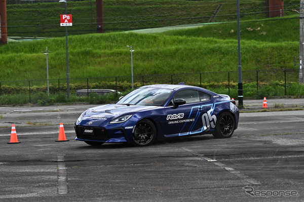 RAYS VOLK RACING CE28N-plusと純正では挙動が外から見ても違いが分かるぐらい大きく変わっていた