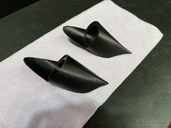3Dプリンターで作ったパーツと車両の内張などをドッキングさせる作業。ぴたりとフィットするので接着作業がメインになる。