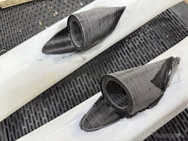 3Dプリンターで作ったパーツと車両の内張などをドッキングさせる作業。ぴたりとフィットするので接着作業がメインになる。