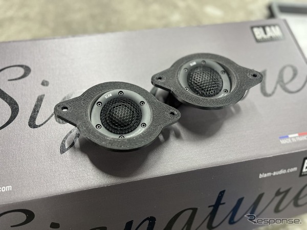 ダッシュ上部のツイーター取り付けスペースに角度をつけたツイーターパネルを設置するのも3Dプリンターならではの成型となる