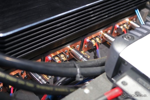 アンプラックの下層を見るとビーウィズのモノラルアンプであるP-100Rがインストールされているのが見える。