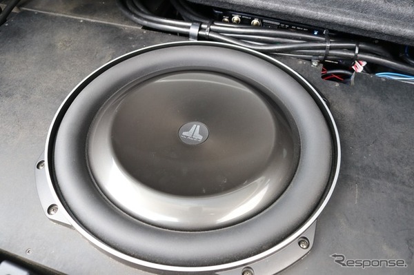 サブウーファーには薄型ユニットとして定評のあるJLオーディオの13TW5 v2-2を用いてスペース効率を高めた。