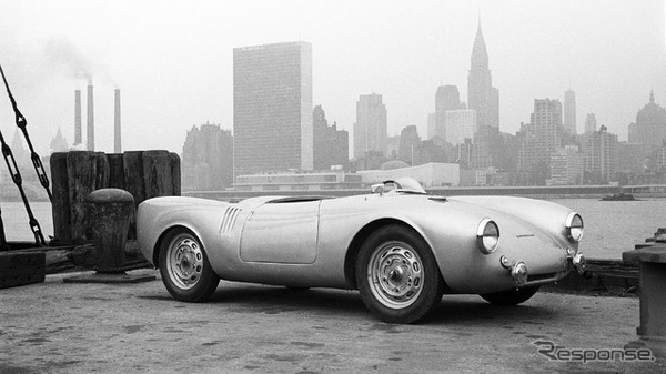 1953年に米国ニューヨーク・クイーンズの埠頭で撮影されたポルシェ『550スパイダー』