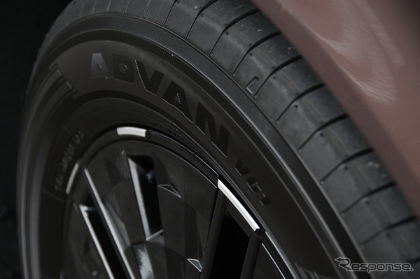 タイヤはアドバンV61