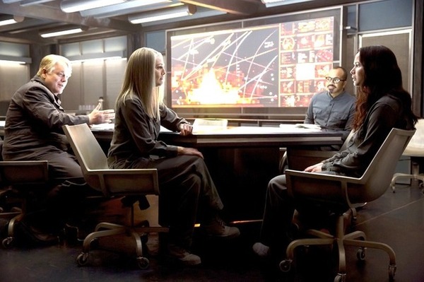 ジェニファー・ローレンス＆ジュリアン・ムーア＆フィリップ・シーモア・ホフマン／『ハンガー・ゲーム FINAL： レジスタンス』Photo Credit Murray Close