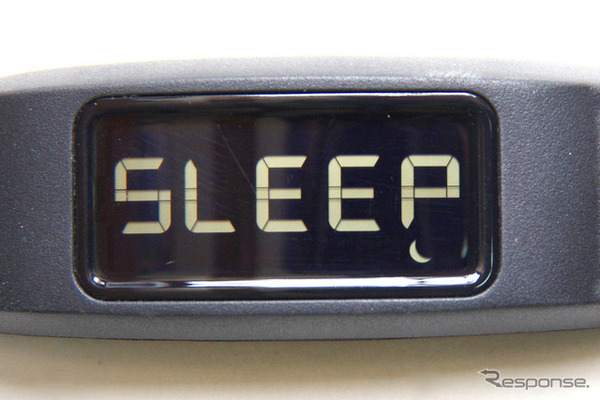 就寝時はスリープモードにすることで、睡眠中の体の動きを計測する。