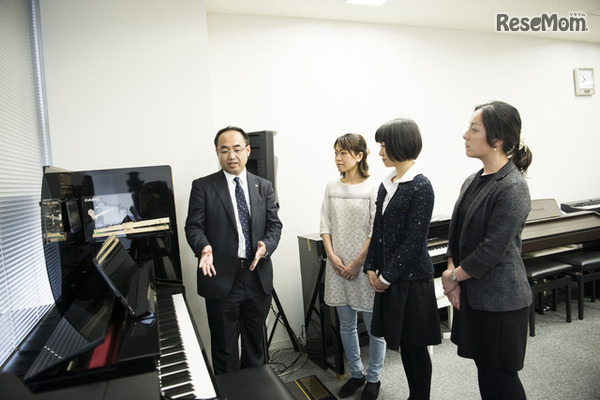デジタルとアコースティックの良さを融合させた電子ピアノ「CELVIANO Grand Hybrid」（撮影：平岩享）