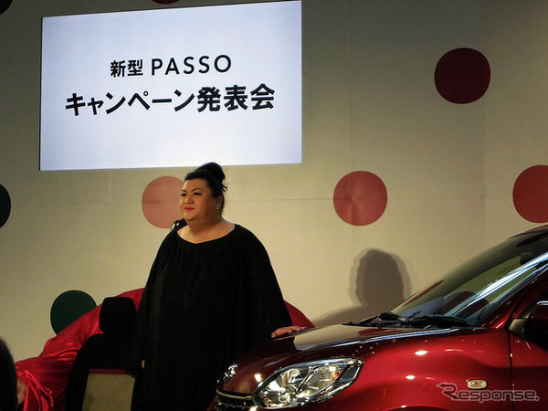 トヨタ新型『パッソ』発表イベントに登壇したマツコ・デラックス（東京・六本木、4月12日）