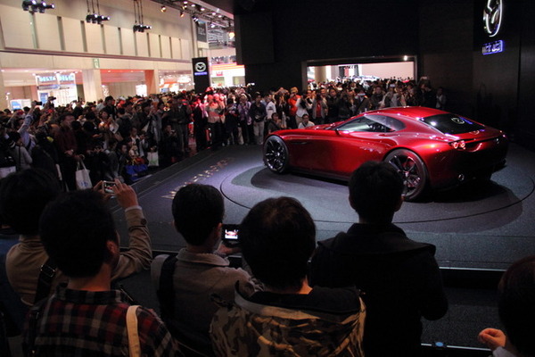 平日も賑わいをみせている東京モーターショー2015