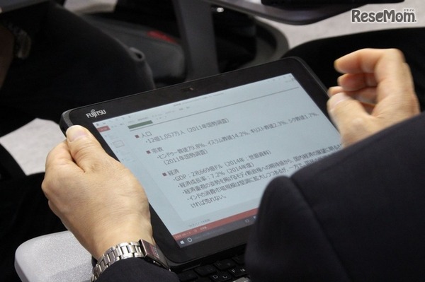 手元のタブレットに課題シートが送られてくる　富士通ブースの模擬授業にて