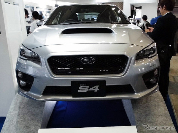 『WRX S4』のシンメトリカルAWDやサスペンションをフロア側から眺められるように展示したスバル（人とくるまのテクノロジー展2016横浜）