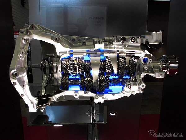 いすゞは、エンジンの6UZ1-TCS、6UV1-CNG、6NX1-TCS、RZ4E-TCや、トランスミッションのMEB9、MVL6などを展示（人とくるまのテクノロジー展2016横浜）