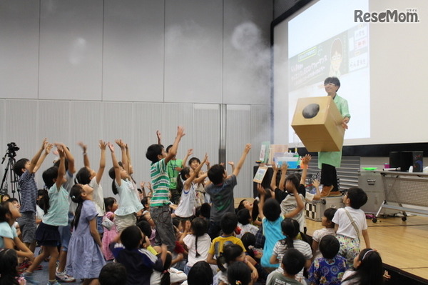 2015年の「らんま先生のサイエンス＆ECOパフォーマンスのようす