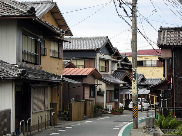 伊勢神宮、内宮と外宮を結ぶ旧街道・古市参宮街道を歩く。遊郭の名残、麻吉旅館も訪ねた（AIR & BUS成田発伊勢行きツアー）