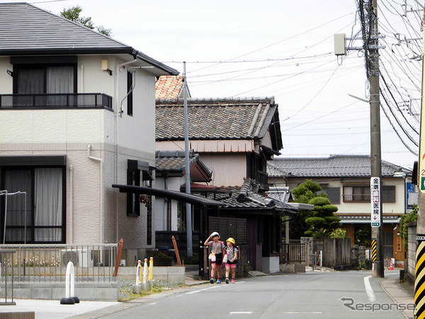伊勢神宮、内宮と外宮を結ぶ旧街道・古市参宮街道を歩く。江戸時代のにぎわいを感じる猿田彦神社や麻吉旅館へ（AIR & BUS成田発伊勢行きツアー）