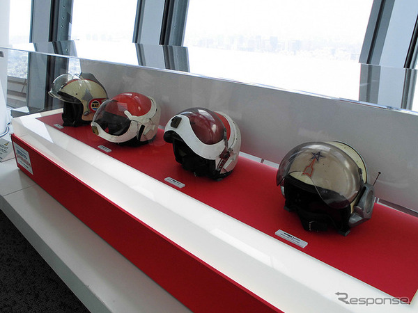 ヘルメットなどの各小道具も展示された（「東京スカイツリー ウルトラ作戦第634号」、6月10日～7月21日）