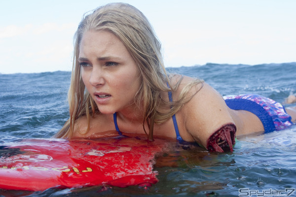 アナソフィア・ロブ「ソウル・サーファー」 (2012)。サメに襲われ片腕を失うも、プロを目指し再起した実在の女性を熱演。