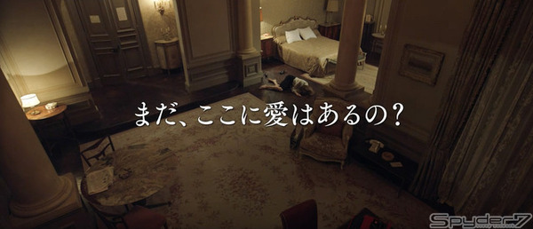 白い帽子の女