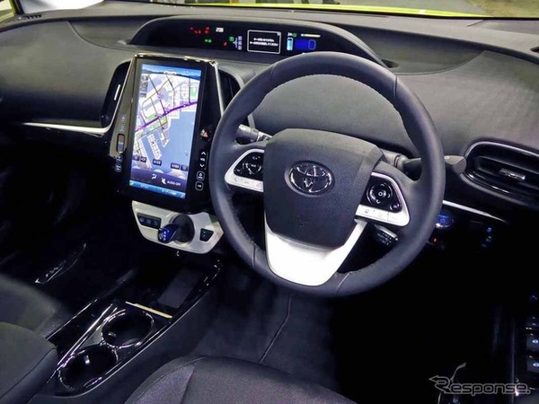 新型 プリウスPHV の運転席周り。中央には11.6インチ大型モニターが据えられた