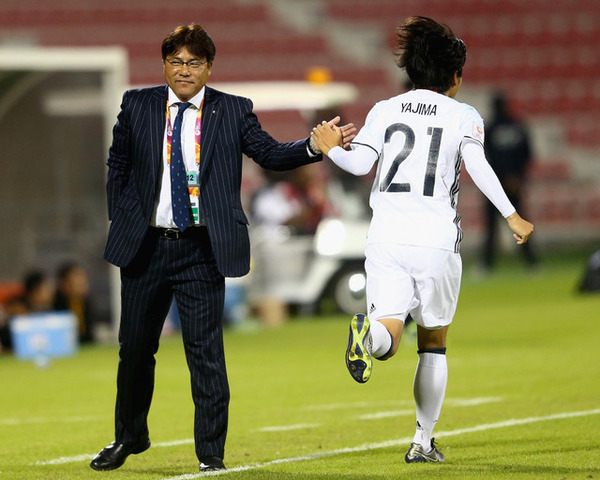 矢島慎也（左）とサッカーU-23日本代表の手倉森誠監督（2016年1月16日）