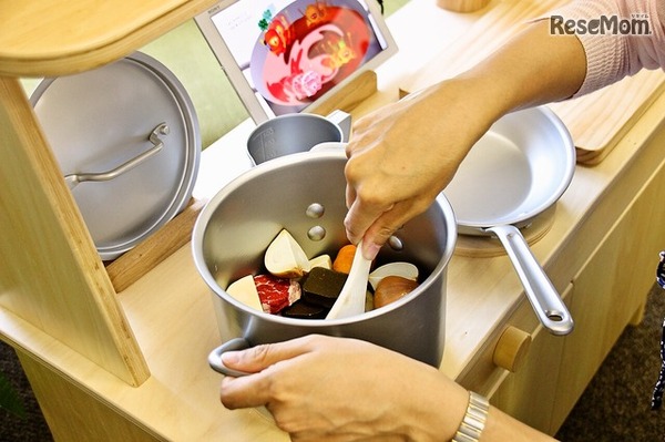 水を入れたら、カレールウを入れる。蓋を閉め、出来上がると、なんと湯気やカレーの香りまでする