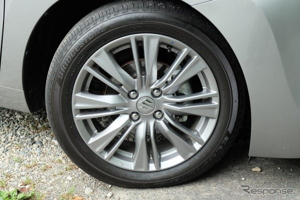 タイヤサイズは185/55R16。エコタイヤだったが軽量ボディゆえこれで十分に速い。