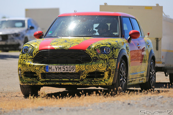 BMW MINI クロスオーバースクープ写真