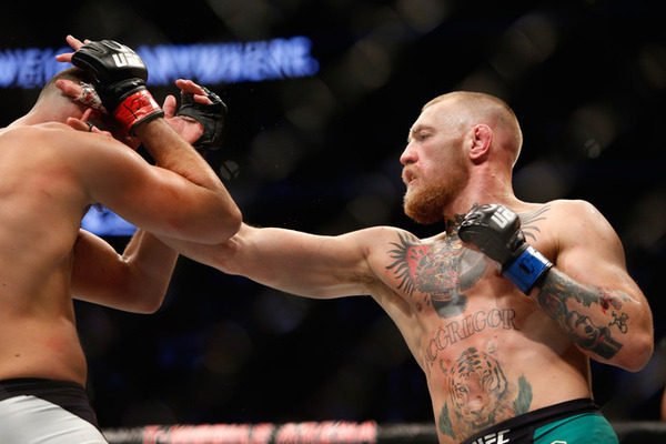 コナー・マクレガー（右）がUFC202でネイト・ディアスが対戦（2016年8月20日）