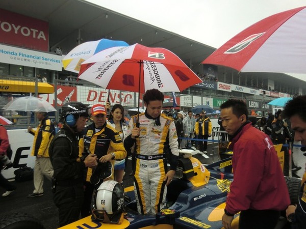 小林可夢偉は第1レースで3位になる。