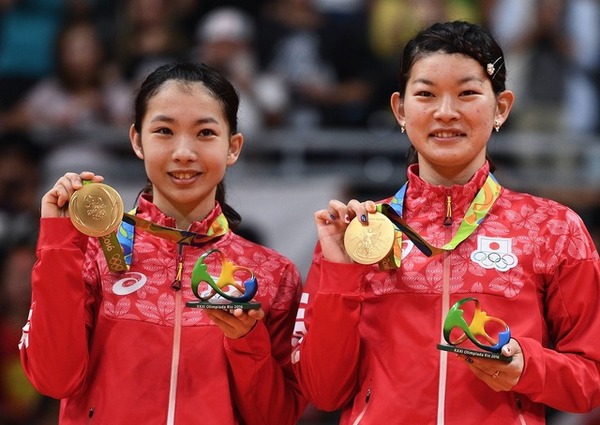 バドミントン女子ダブルスで日本代表が金メダルを獲得。松友美佐紀（左）と高橋礼華（2016年8月18日）