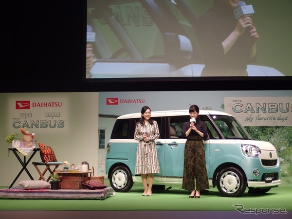 高畑充希（向かって右）と牛窪恵