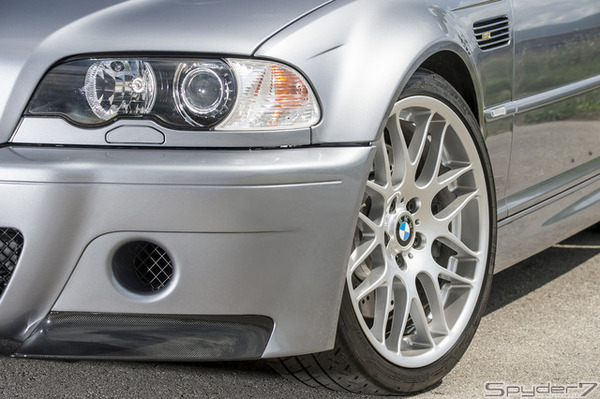 「M3 CSL」（2003）「E46」をベースにした3代目だ。6速SMGIIを採用し、カーボン素材のボディは大幅に軽量化され、M3は次のステージへ。3.2リットル直列6気筒DOHCエンジン最高馬力 360ps