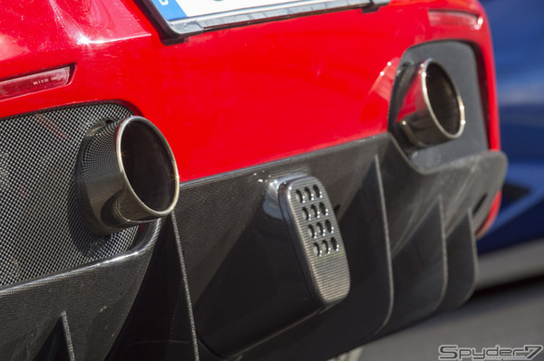 フェラーリ488 GTBGTBはグランツーリスモ・ベルリネッタの略で2015年3月のジュネーブモーターショーでワールドプレミアされた。パワートレインは3.9リットルV型8気筒DOHCツインターボ搭載。最高馬力は670psを発揮、最大トルクは77.5kgm/3000rpm。