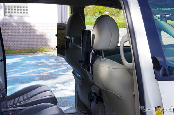この車両のセカンドシート正面にはディスプレイがある。右は自動走行システムのモニター用で、左はSBドライブの開発した「cocoro Drive」が稼働しているiPadだ。　《撮影　山田正昭》